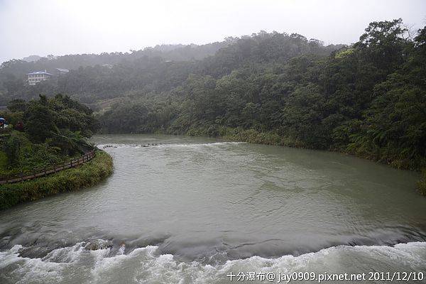[新北市十分] 十分瀑布 十分山水遊樂園 台灣版的尼加拉瓜瀑布 20111210-斯麥樂三號旅遊趴趴走
