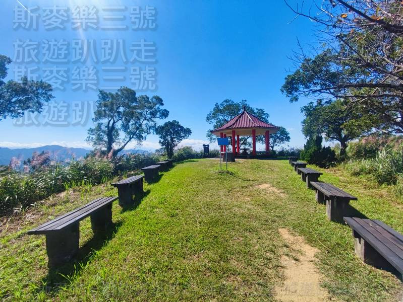 這裡有一處比較開闊的休息空間,四周設置了木製長椅,方便登山者坐下休息。 這裡有一處比較開闊的休息空間,四周設置了木製長椅,方便登山者坐下休息。