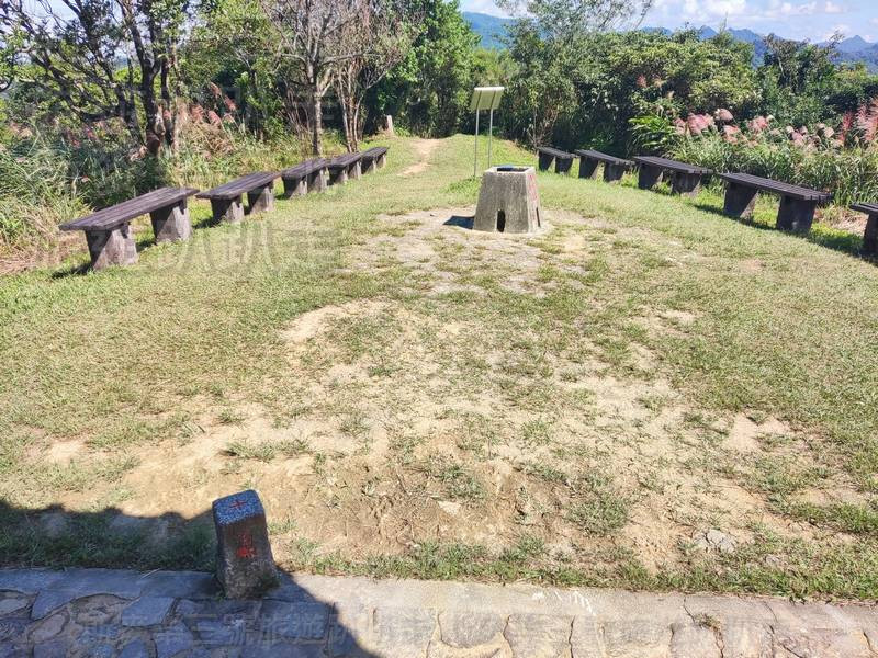 終於抵達土庫岳三角點,水泥框架中央有刻著十字的方形石塊,旁邊金屬牌則寫著「土庫岳 H389M」。 終於抵達土庫岳三角點,水泥框架中央有刻著十字的方形石塊,旁邊金屬牌則寫著「土庫岳 H389M」。